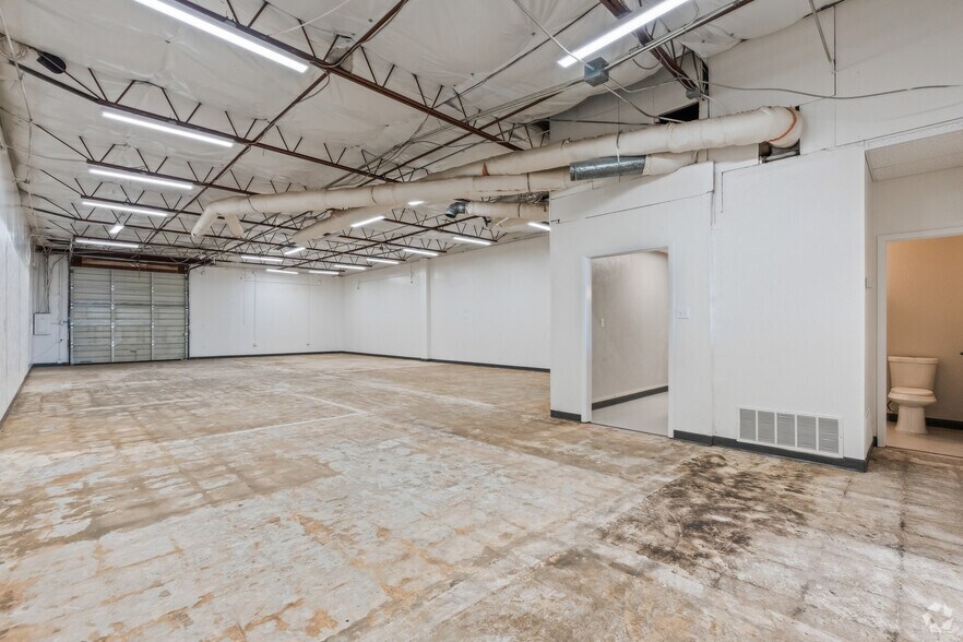 More Photos Of 1100-1120 Luke St, Irving Unknown For Lease
