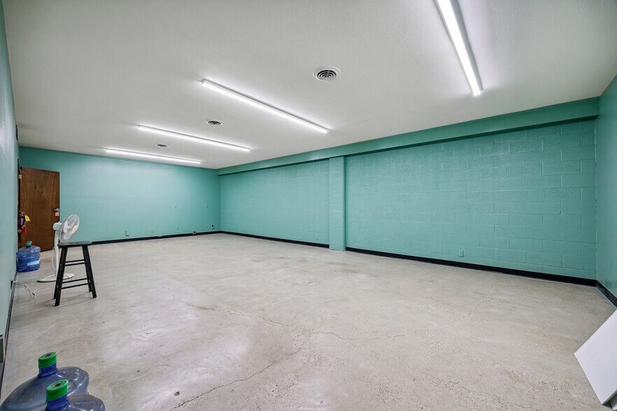 More Photos Of 2860 Industrial Park Rd, Iowa City Warehouse For Sale