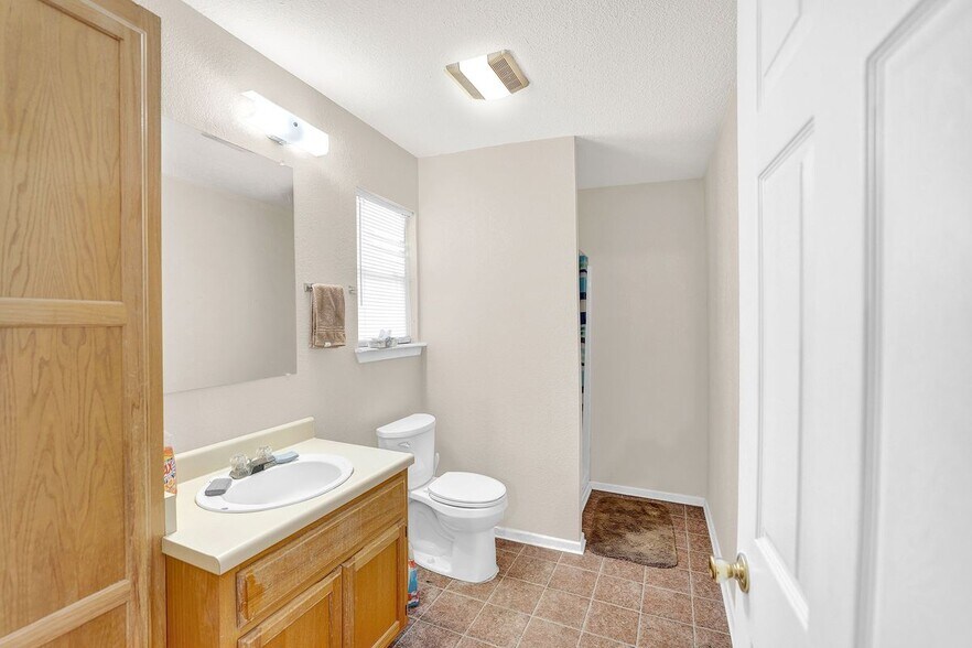 More Photos Of 389 Interstate 35 S, Devine Unknown For Lease