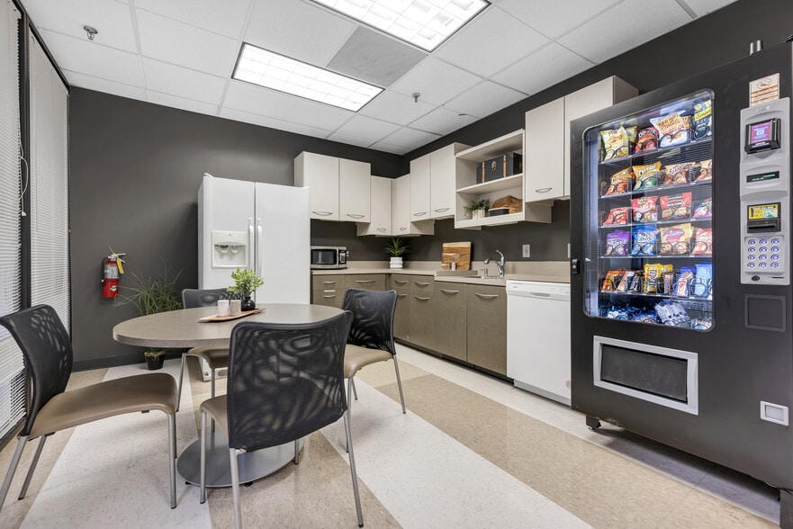 More Photos Of 2055 Craigshire Rd, Saint Louis Office For Lease