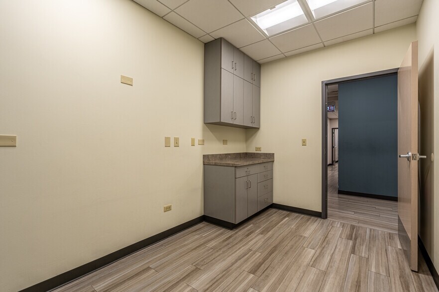 More Photos Of 4650 Southwest Hwy, Oak Lawn Medical For Sale