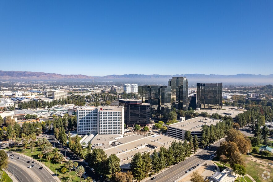 More Photos Of 21550 Oxnard St, Woodland Hills Office For Lease
