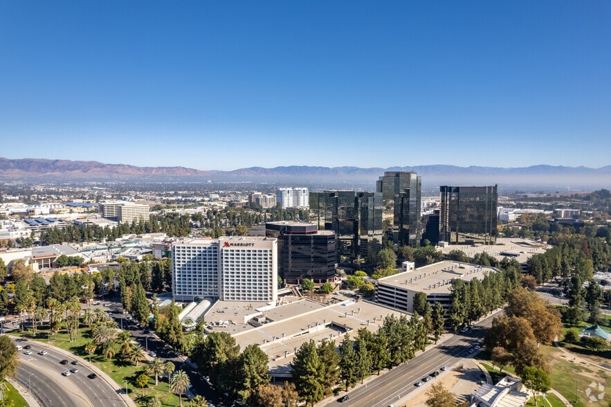 More Photos Of 21700 Oxnard St, Woodland Hills Office For Lease
