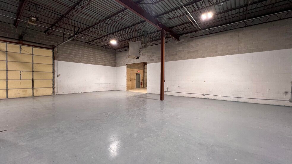 More Photos Of 4700 W 137th St, Crestwood Warehouse For Lease