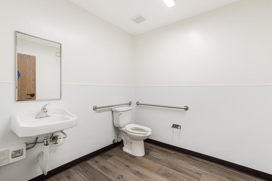 More Photos Of 13755-13761 Saticoy St, Panorama City Warehouse For Lease