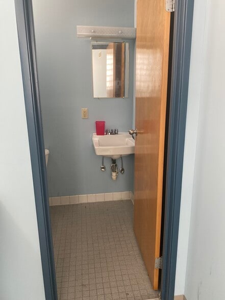 More Photos Of 566 Nye Ave, Irvington Medical For Sale