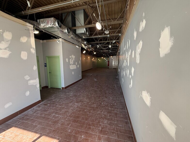 More Photos Of 945-965 E Summit St, Milford General Retail For Lease