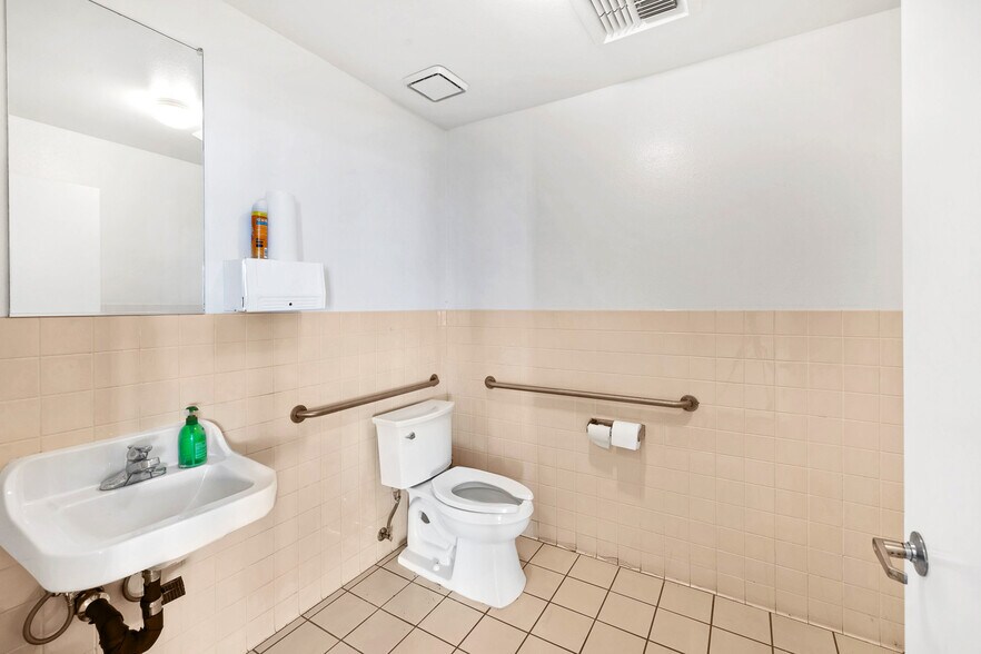 More Photos Of 2660 Pearblossom Hwy, Palmdale Office Residential For Sale