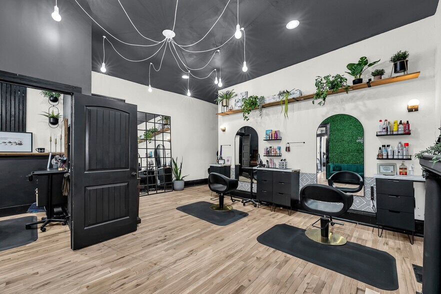 More Photos Of 110 S 2nd St, Ozark Flex For Sale