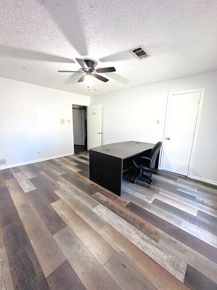 More Photos Of 722 E Wheatland Rd, Duncanville Office For Sale