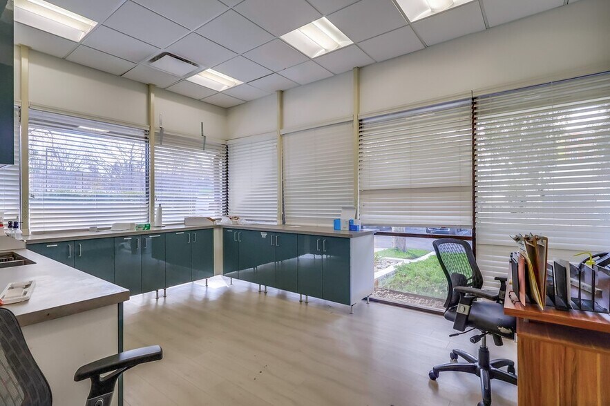 More Photos Of 5947-5951 Variel Ave, Woodland Hills Office For Sale