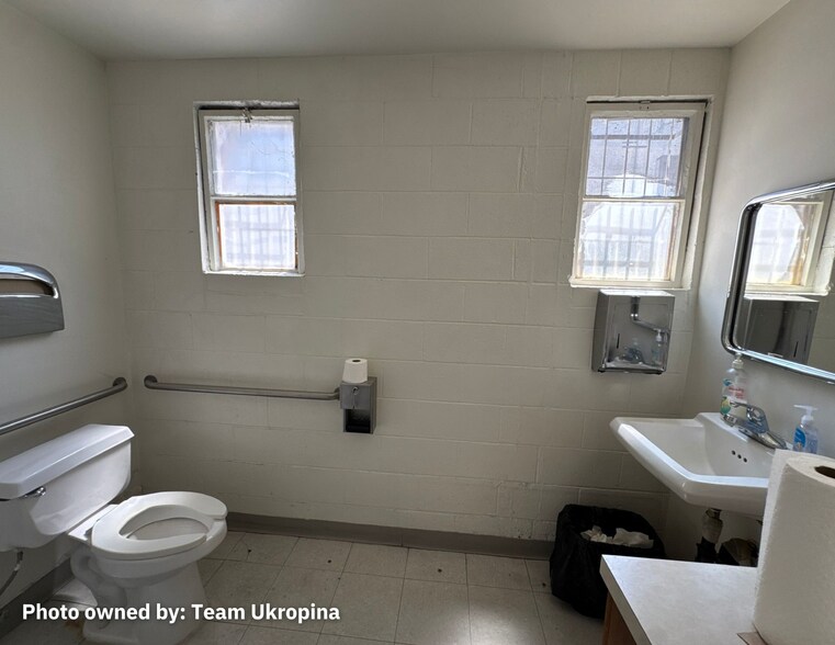 More Photos Of 731 E Walnut St, Pasadena Storefront Retail Office For Sale