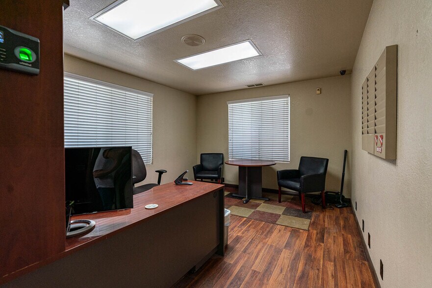 More Photos Of 39126-39130 3rd St E, Palmdale Service For Sale