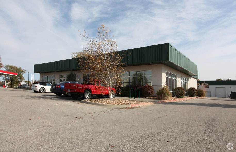 More Photos Of 450 N Iowa St, Lawrence Flex For Lease