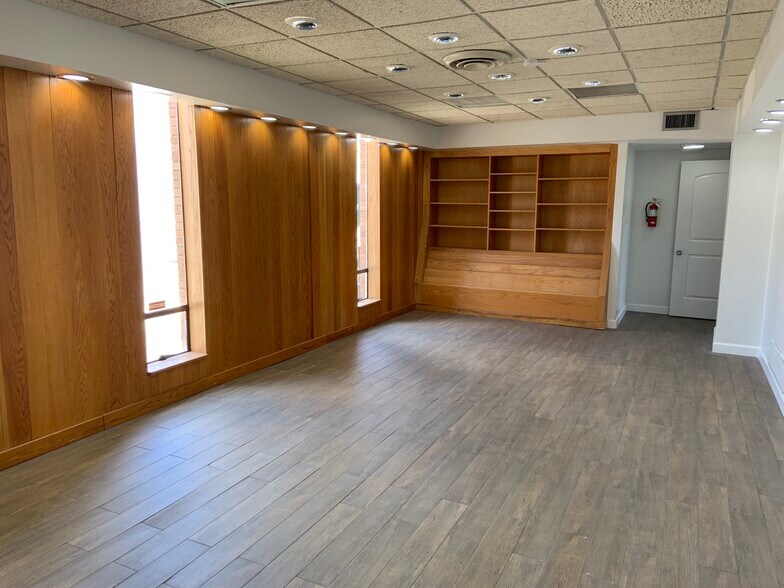 More Photos Of 10210 Monroe Dr, Dallas Light Distribution For Lease