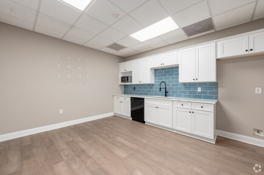 More Photos Of 4913 Summer Oak Dr, Buford Service For Lease