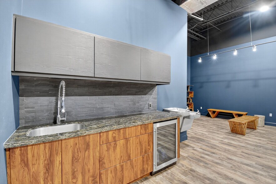 More Photos Of 2800 W State Road 84, Fort Lauderdale Showroom For Sale