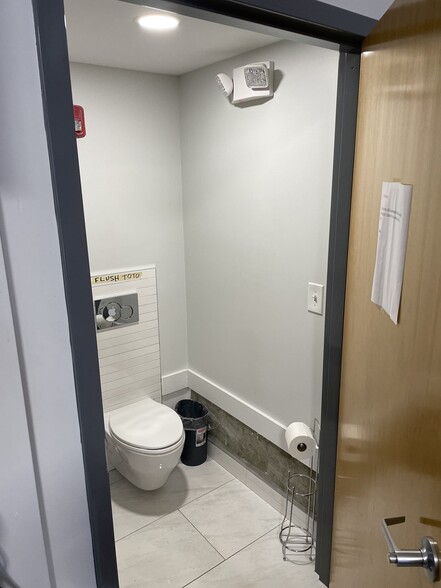 More Photos Of 586 Pleasant St, Watertown Flex For Sale