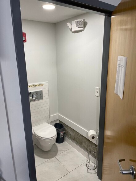 More Photos Of 586 Pleasant St, Watertown Flex For Sale