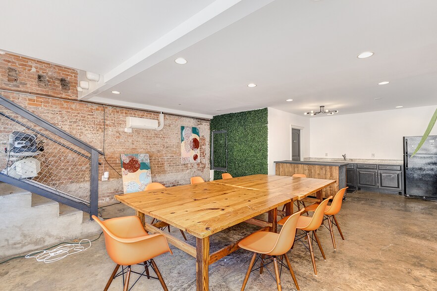 More Photos Of 582 Perry Ave, Greenville Storefront Retail Office For Lease