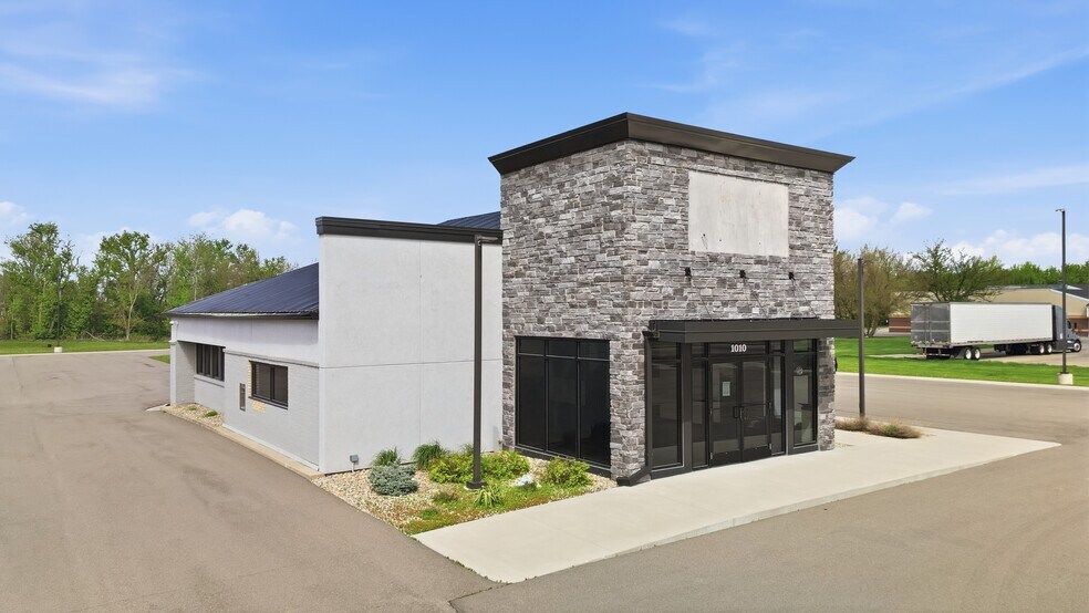 More Photos Of 1010 S 7th St, Rochelle Flex For Sale