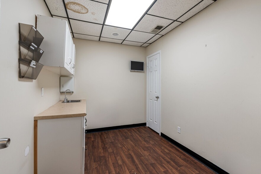 More Photos Of 2627 Hylan Blvd, Staten Island Medical For Lease