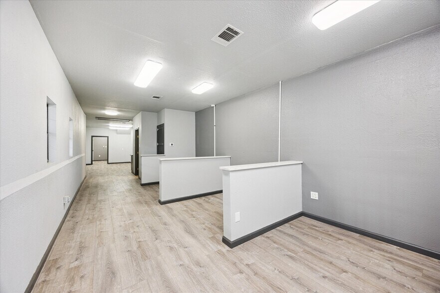 More Photos Of 16806 I-35 S, Buda Showroom For Lease