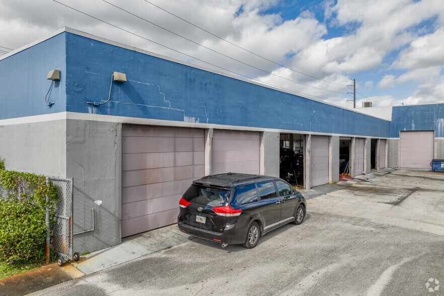 More Photos Of 435 S State Road 7, Hollywood General Retail For Lease