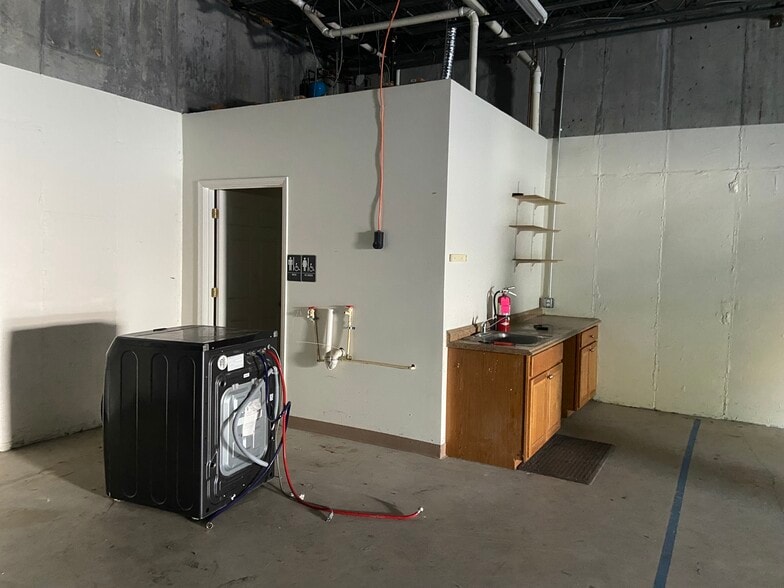 More Photos Of 240-254 Airport Rd, Winchester Light Distribution For Sale