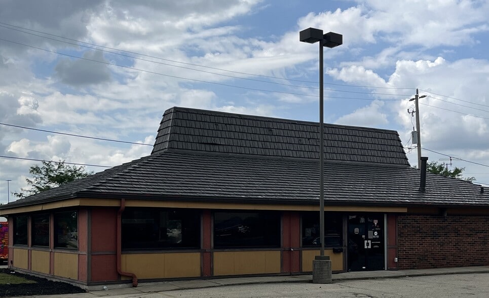 Primary Photo Of 124 N Chicago Ave, South Milwaukee Restaurant For Sale