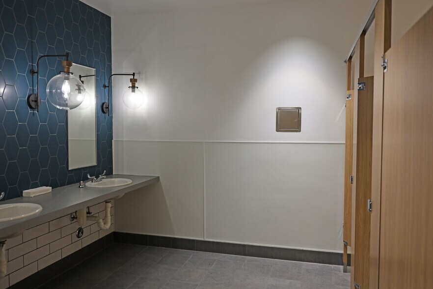 More Photos Of 4201 W Vanowen Pl, Burbank Light Distribution For Lease