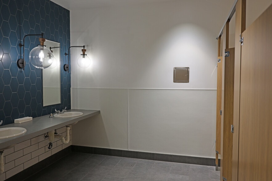 More Photos Of 4201 W Vanowen Pl, Burbank Light Distribution For Lease