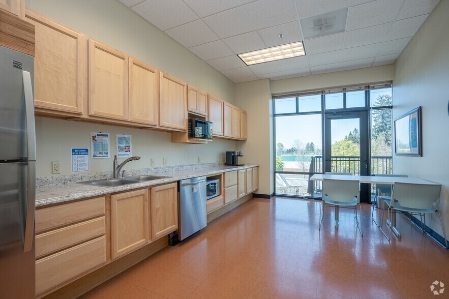 More Photos Of 18840 SW Boones Ferry Rd, Tualatin Office For Lease