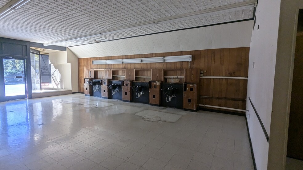 More Photos Of 131 W Davis St, Burlington Storefront Retail Office For Lease