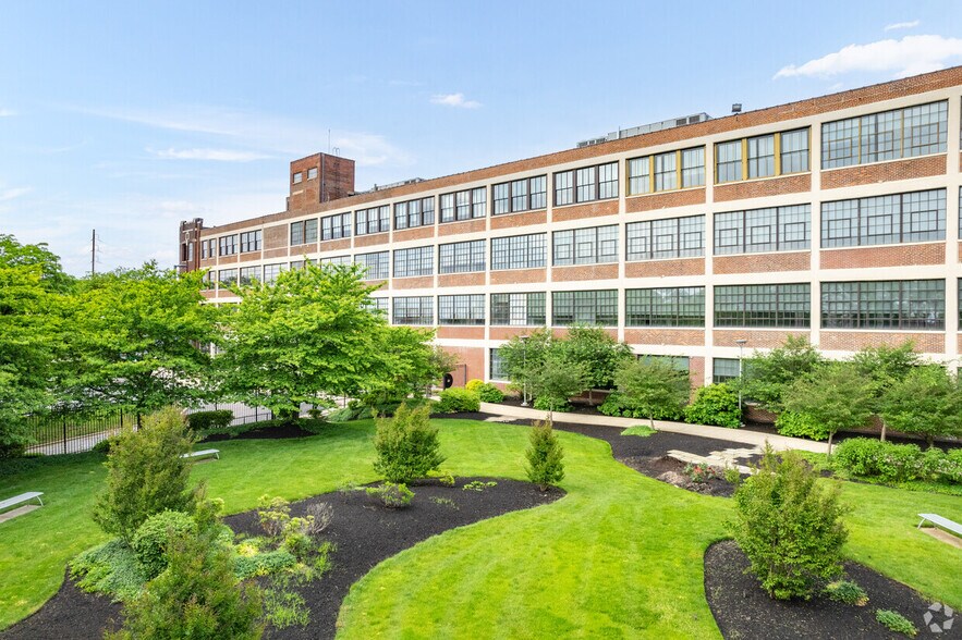 More Photos Of 2450 W Hunting Park Ave, Philadelphia Unknown For Lease