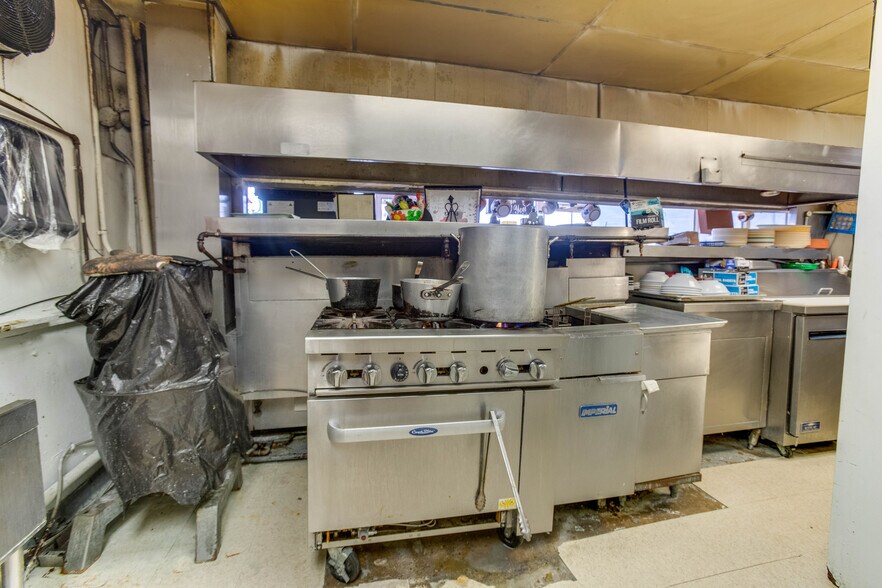 More Photos Of 2915 Market St, Baytown General Retail For Sale