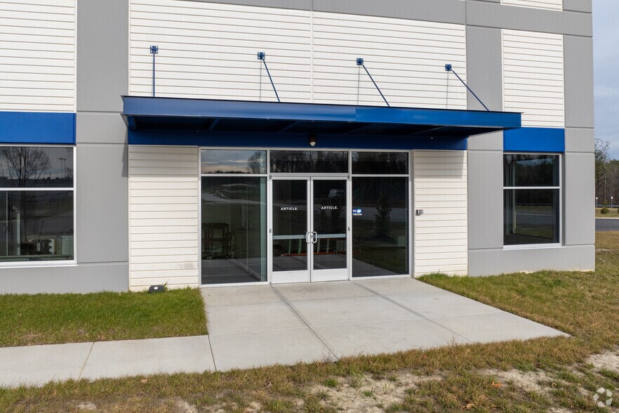 More Photos Of 1660 Ashton Park Dr, Colonial Heights Distribution For Lease