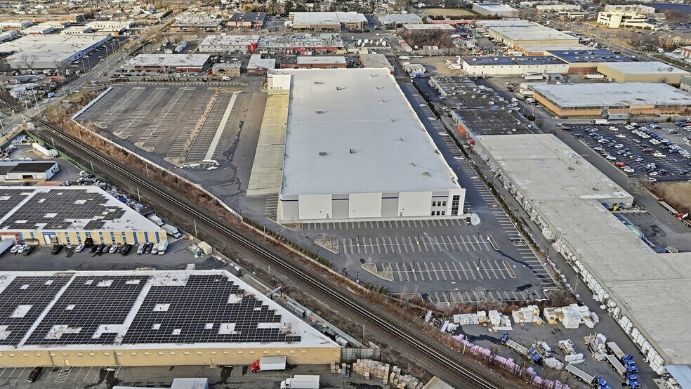More Photos Of 125 New South Rd, Hicksville Warehouse For Lease