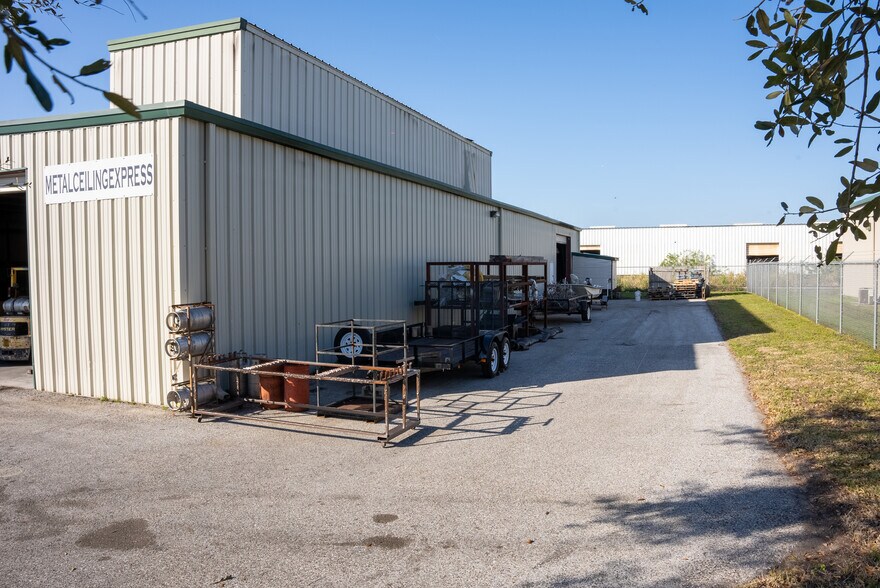 More Photos Of 1710 12th St E, Palmetto Warehouse For Lease