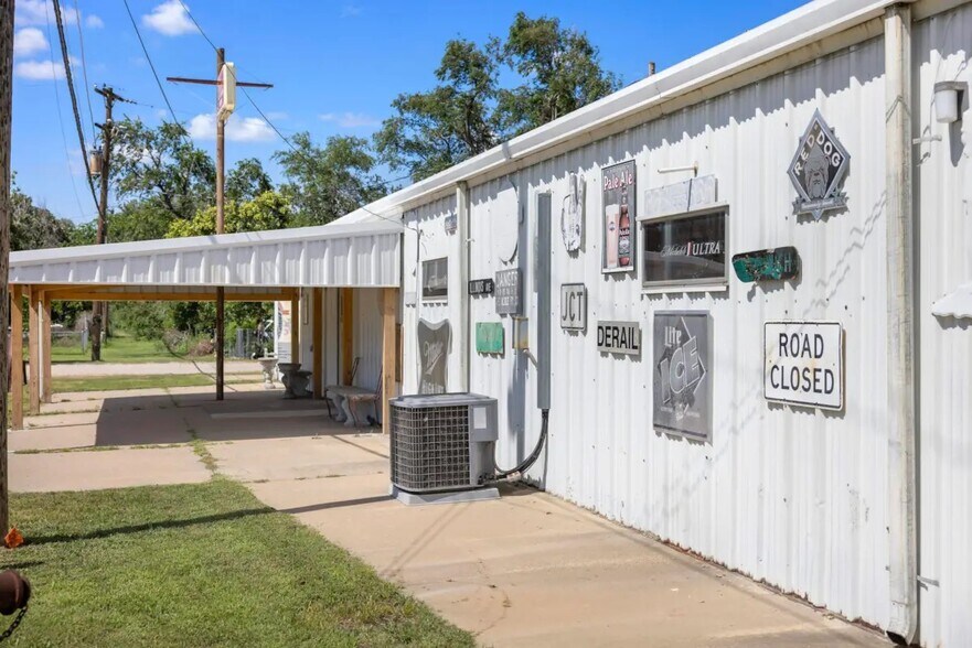 More Photos Of 2106 E 4th Ave, Hutchinson Storefront For Sale