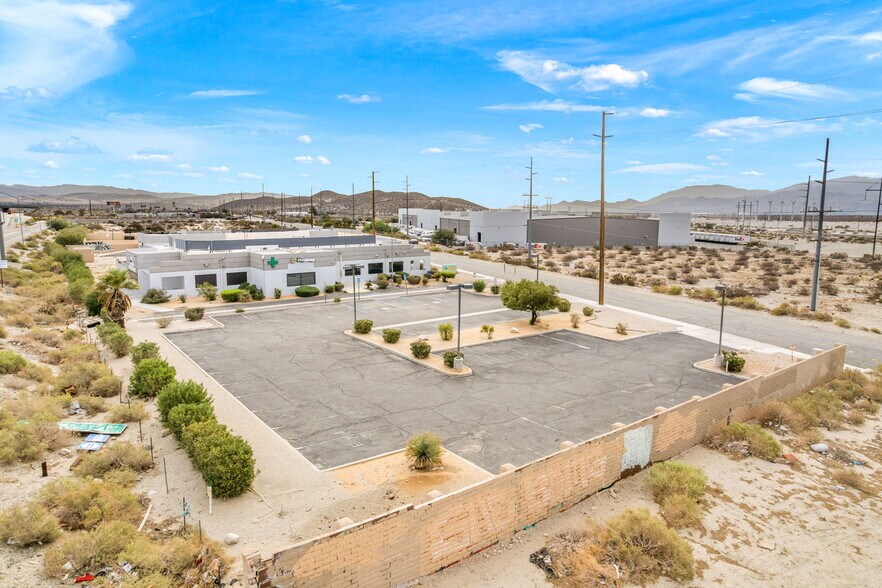 More Photos Of 690 W Garnet Ave, Palm Springs Light Distribution For Lease