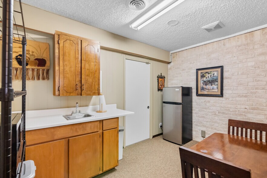 More Photos Of 1001 E Airline Rd, Victoria Office For Sale
