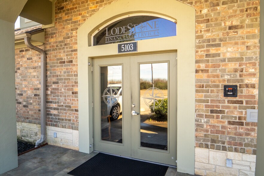 More Photos Of 5103 E Airline Rd, Victoria Office For Lease