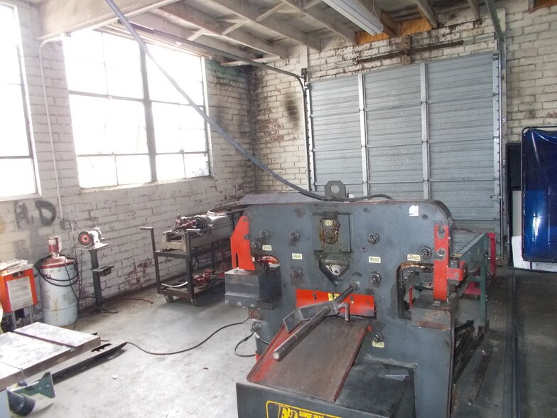 More Photos Of 225 W Hill St, Thomson Industrial For Sale