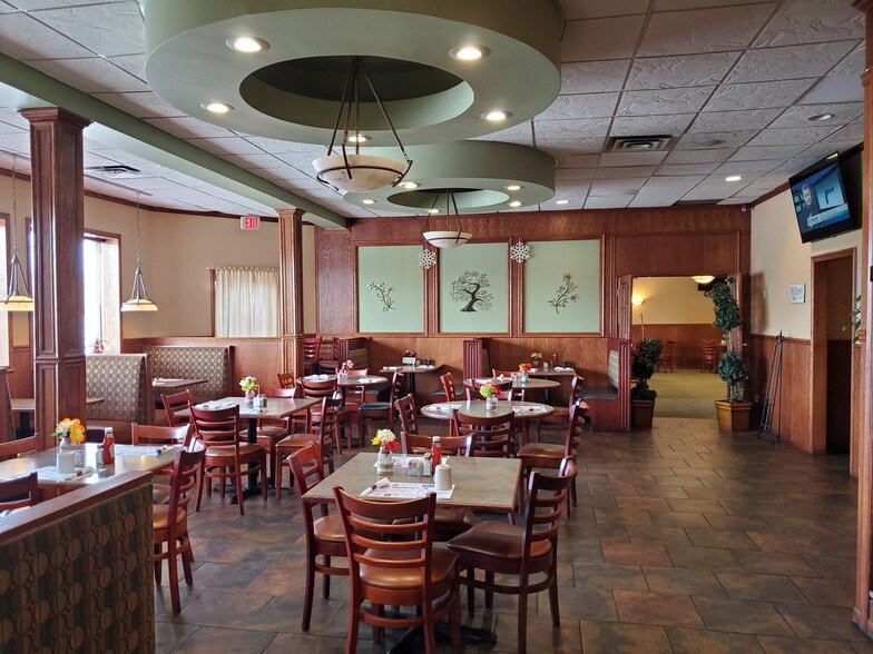 More Photos Of 1027 Sheffield Ave, Dyer Restaurant For Lease