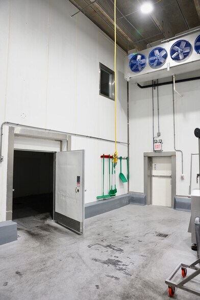 More Photos Of 635 Kingsbridge Rd, Carrollton Distribution For Lease