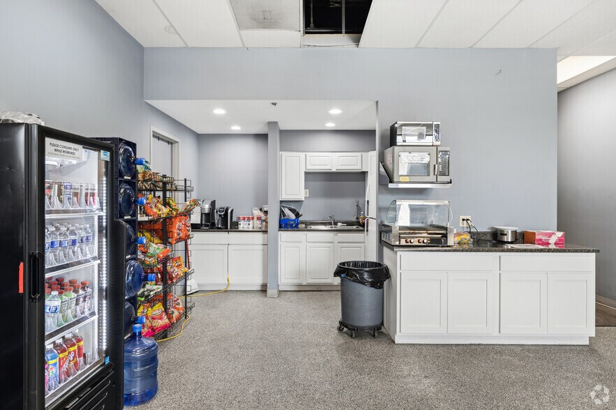 More Photos Of 6240 Abbott Dr, Omaha Distribution For Lease