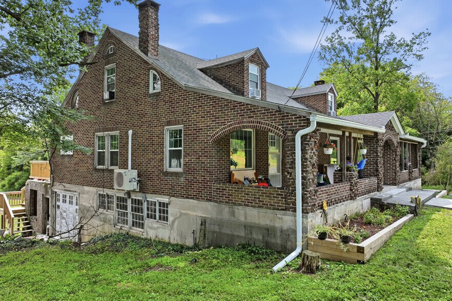 More Photos Of 429 Riverview Dr, Walnutport Flex For Sale