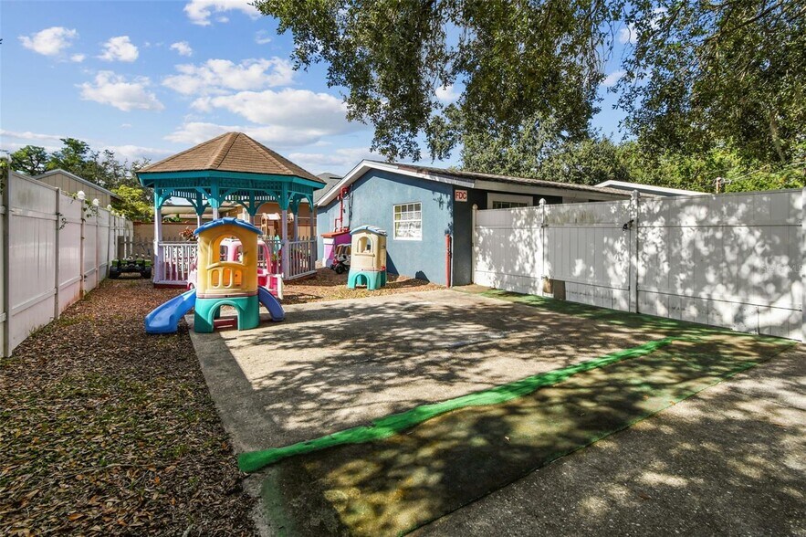 More Photos Of 9912 N Myrtle St, Tampa Daycare Center For Sale