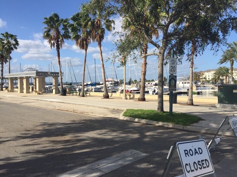 More Photos Of 350 E Seminole Blvd, Sanford Freestanding For Sale